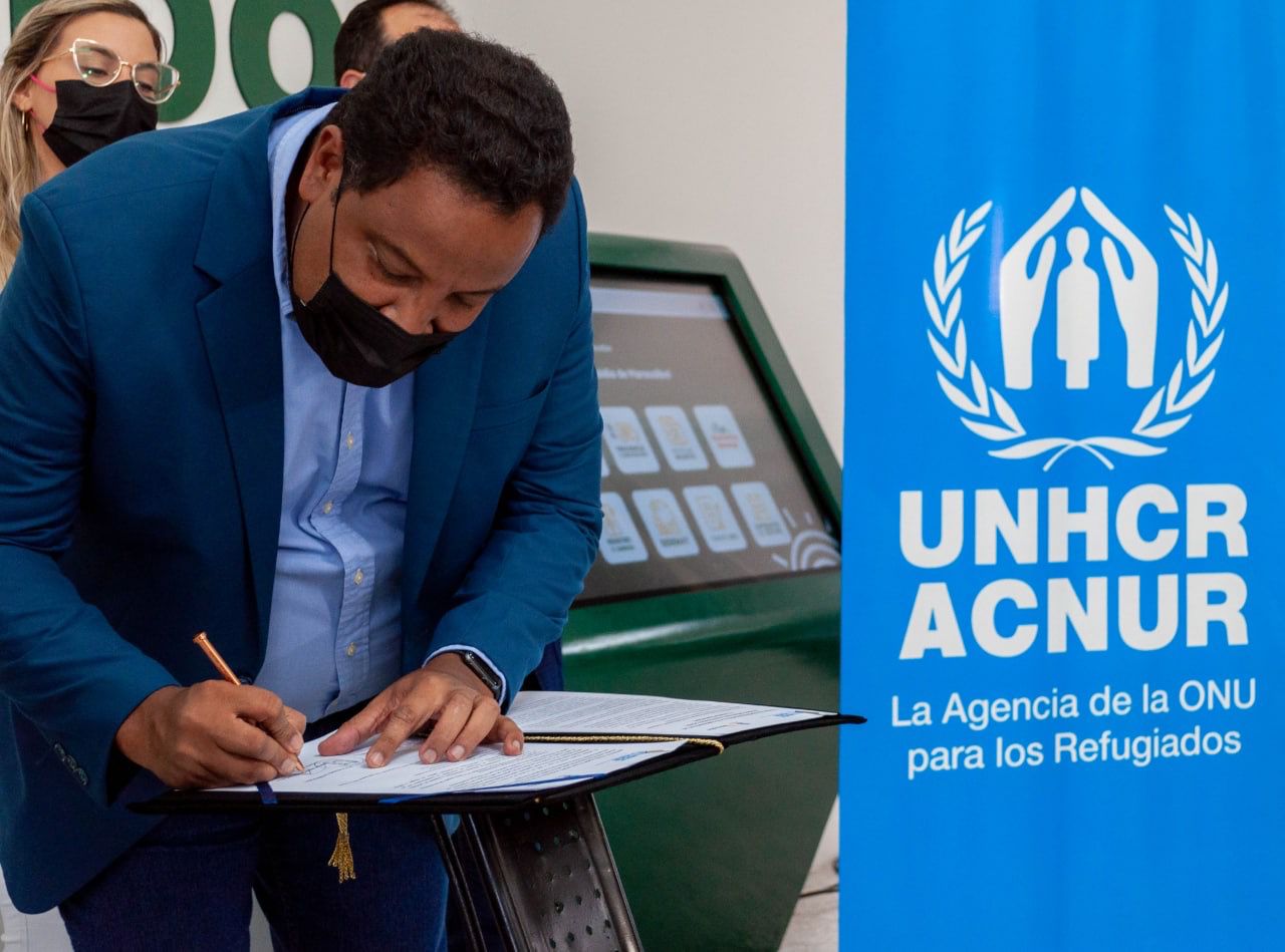 Rafael Ramírez firma convenio con ACNUR