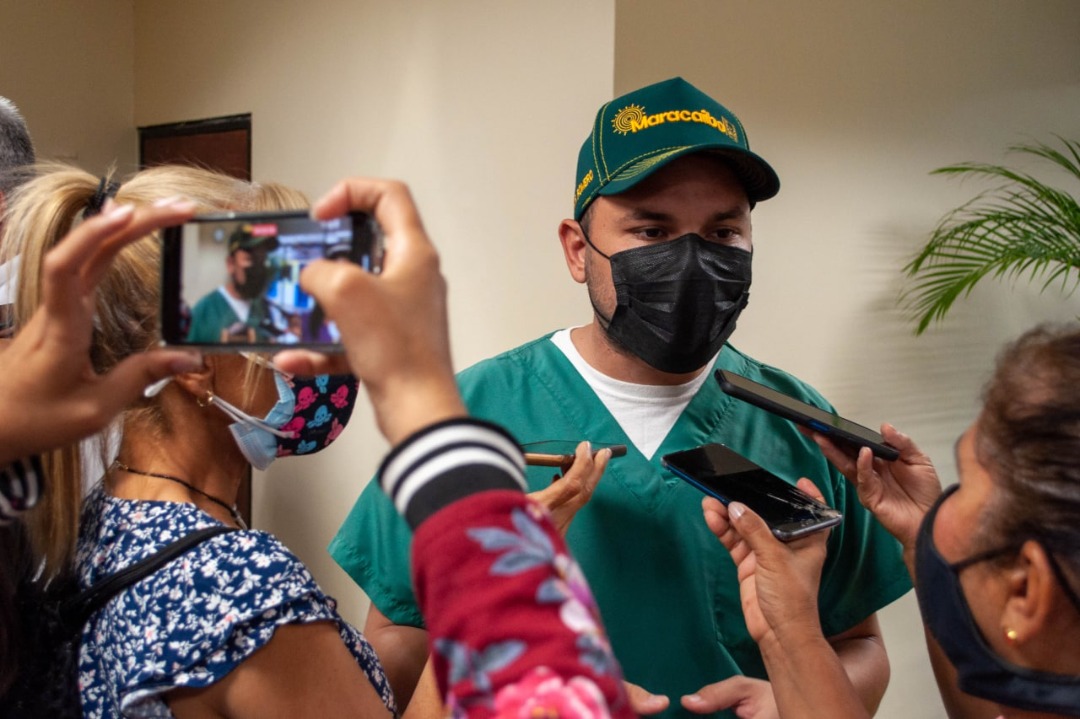 Dr. Ronald Romero anunciando nuevos puntos de vacunación en Maracaibo